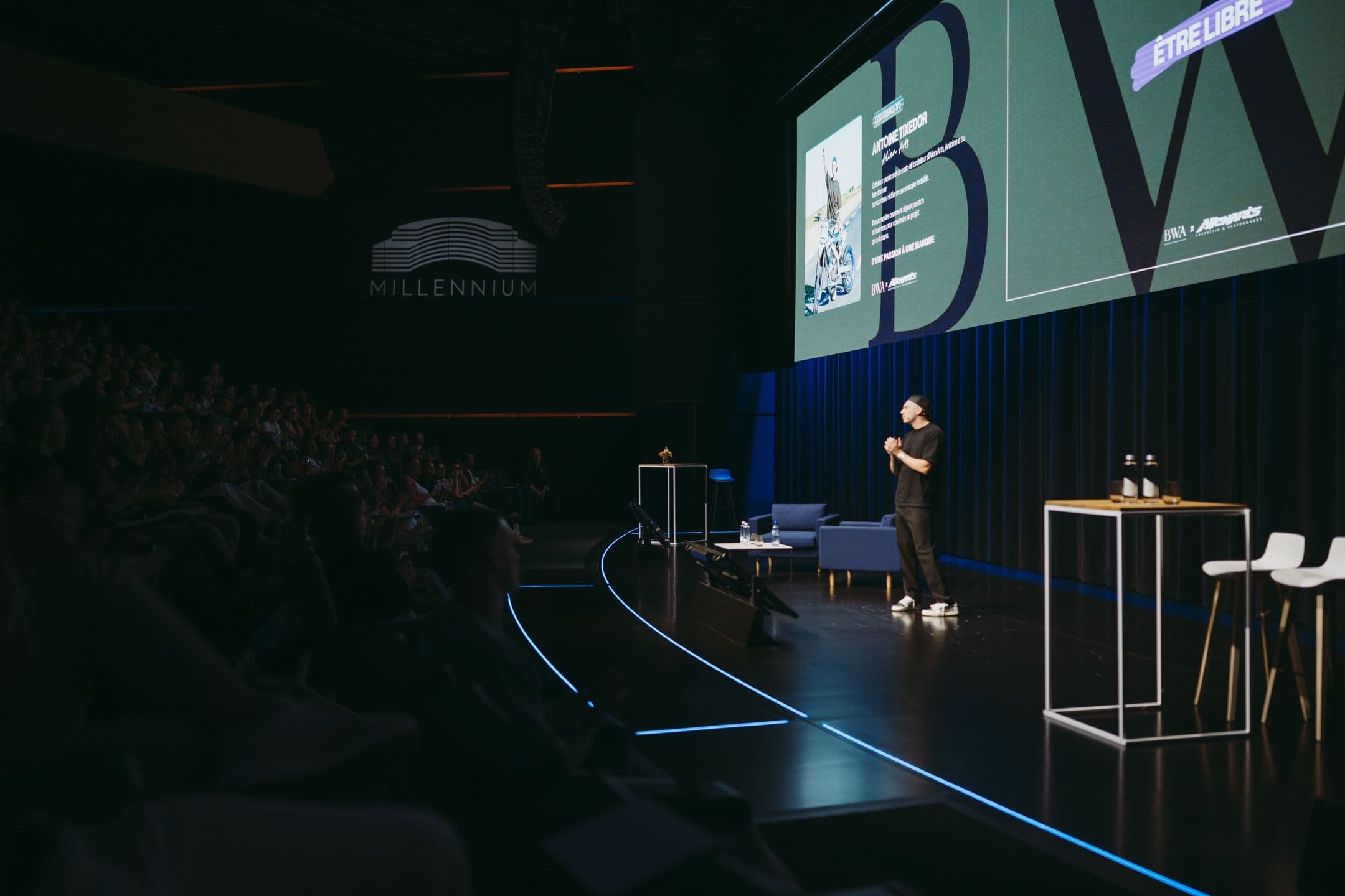 Antoine, fondateur d'AudemarMedia, sur scène lors d'une conférence business